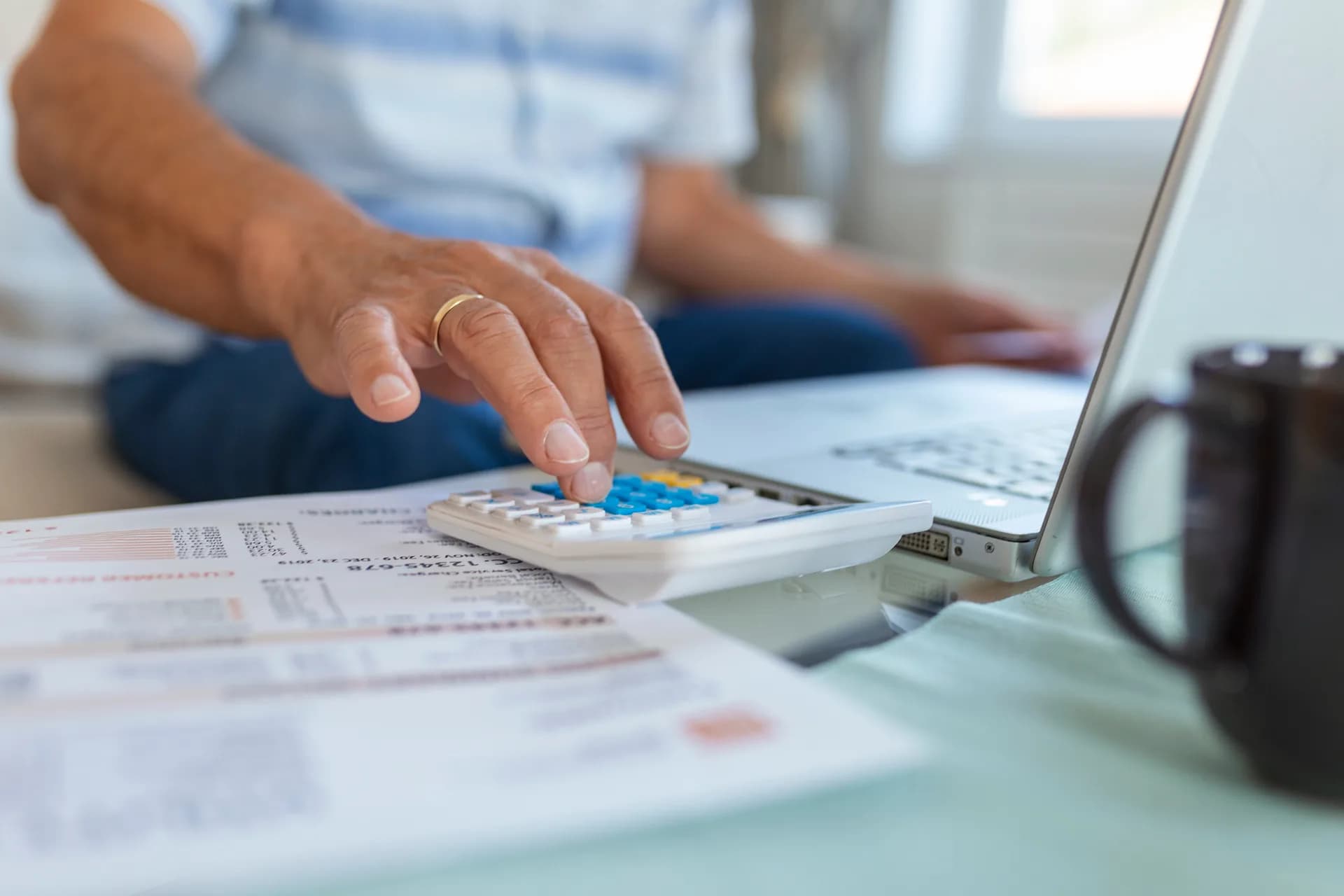 Persona calculando una cotización de certificado UPME