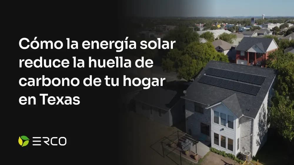 Paneles solares en un techo de una casa en Texas ayudando a reducir la huella de carbono del hogar